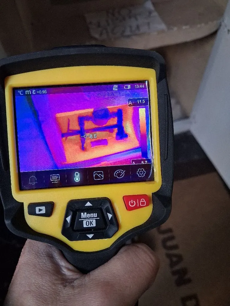 Pantalla de una cámara termográfica con el patrón térmico de una pared