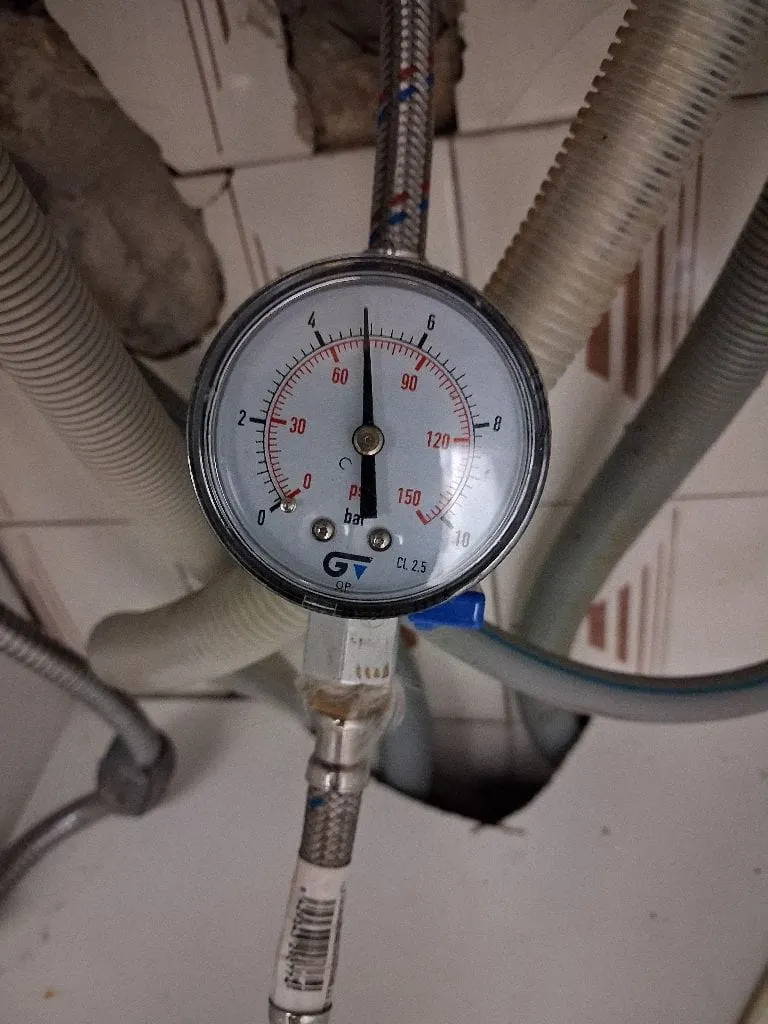 Manómetro conectado a una tubería de agua
