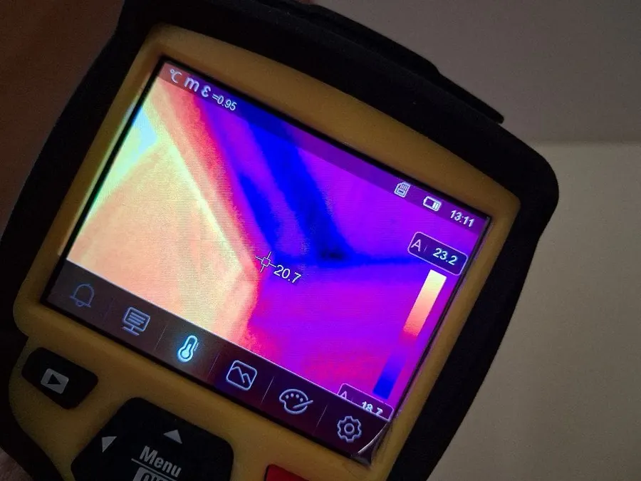 Imagen térmica de una pared con una zona fría por humedad