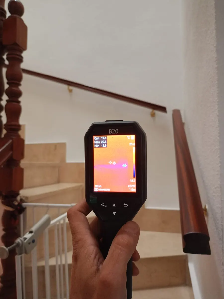 Termografía en interior — Cámara termográfica aplicada a la pared de una escalera.